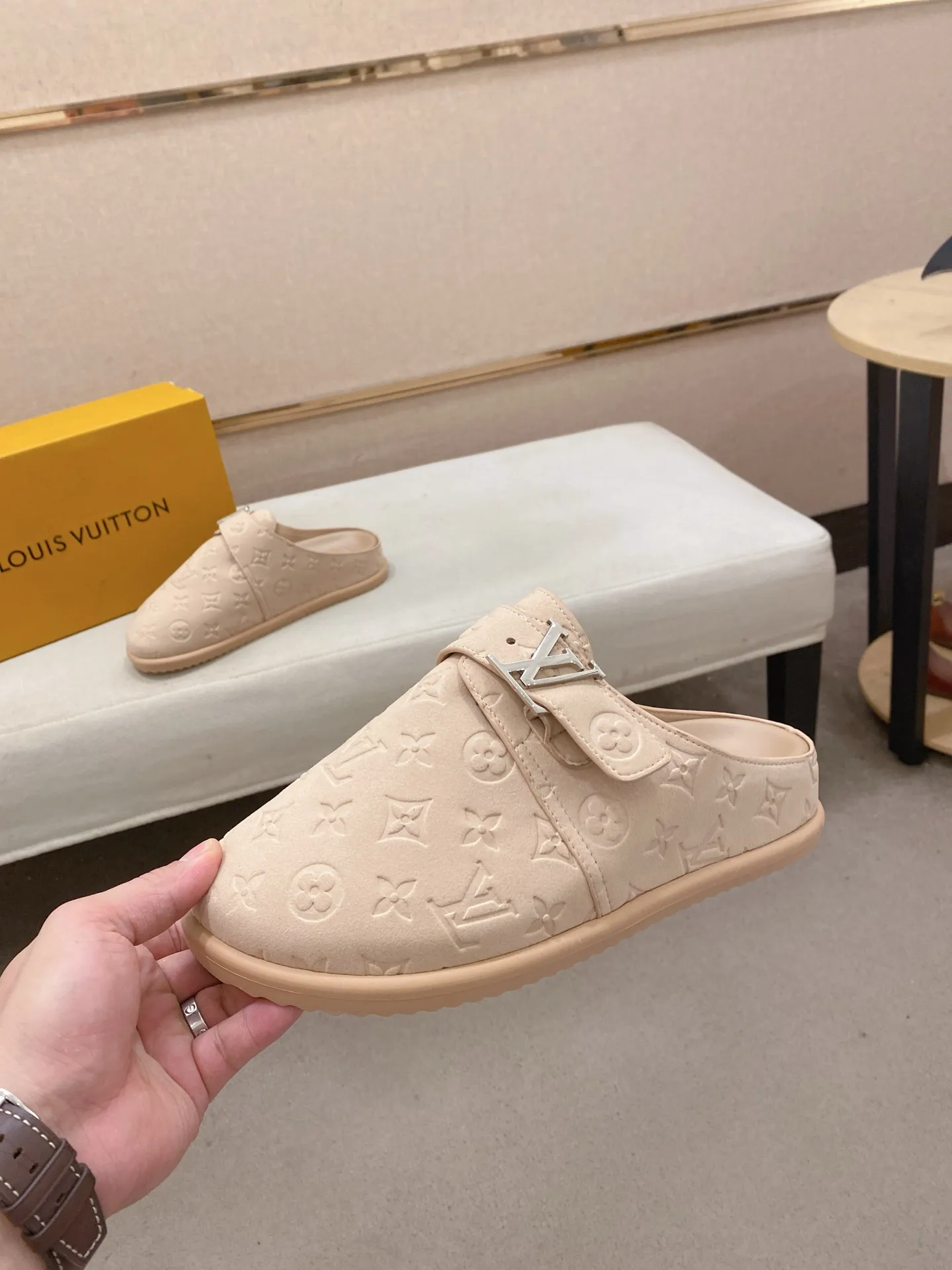 Men's shoes 💰: 360💰LV made 🔍Top purchasing agents, men's spring and summer slippers are available at the same counter. The uppers are made of Italian imported denim with logo graphics and high-quality craftsmanship. The soles are original soles specially provided by the original factory. The exclusive movable molded soles are super comfortable. Original factory follow-up products. 🔍🔍High quality. You can enter and exit the counter at will. Welcome to compare. The code number is 38-44.